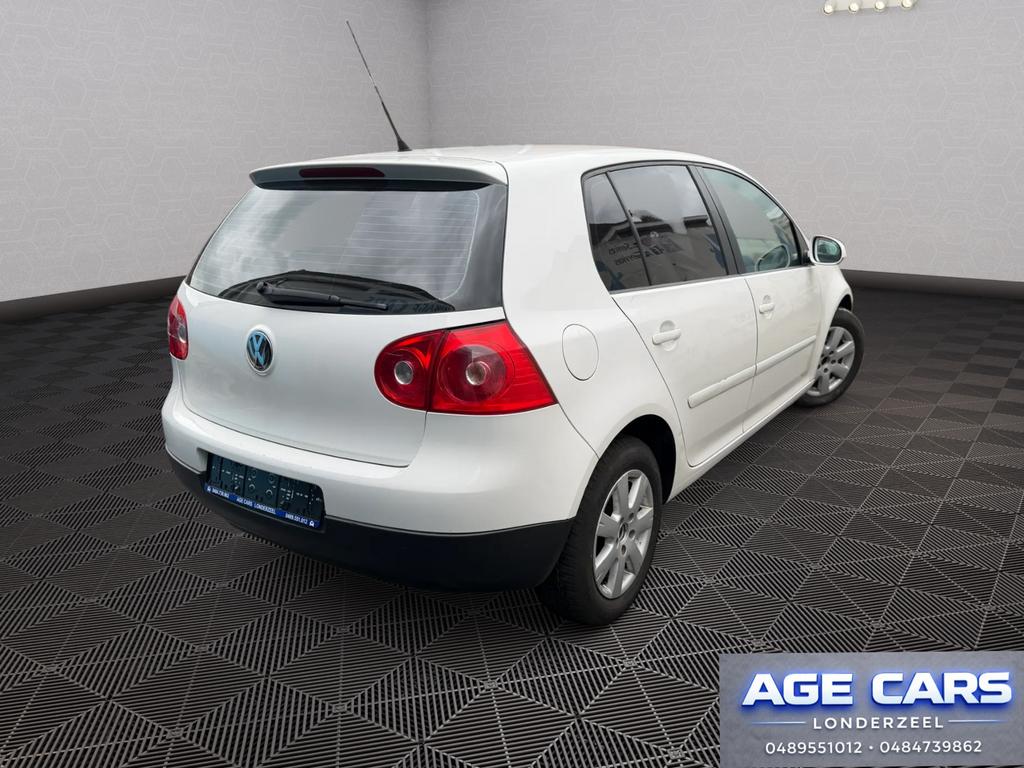 Volkswagen Golf 5 Benzine Automatische Transmissie, Auto's, Zwart, 4 cilinders, USB, Wit
