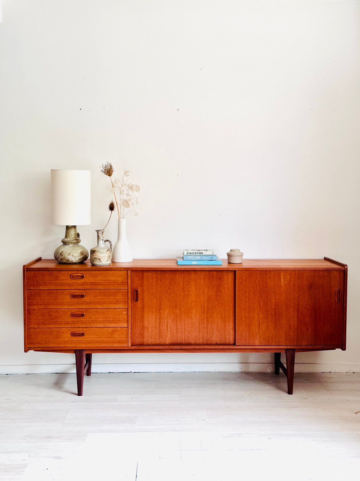 Buffet vintage en teck OMF du milieu du siècle 1960, Teck, 25 à 50 cm, 200 cm ou plus, Midcentury Vintage