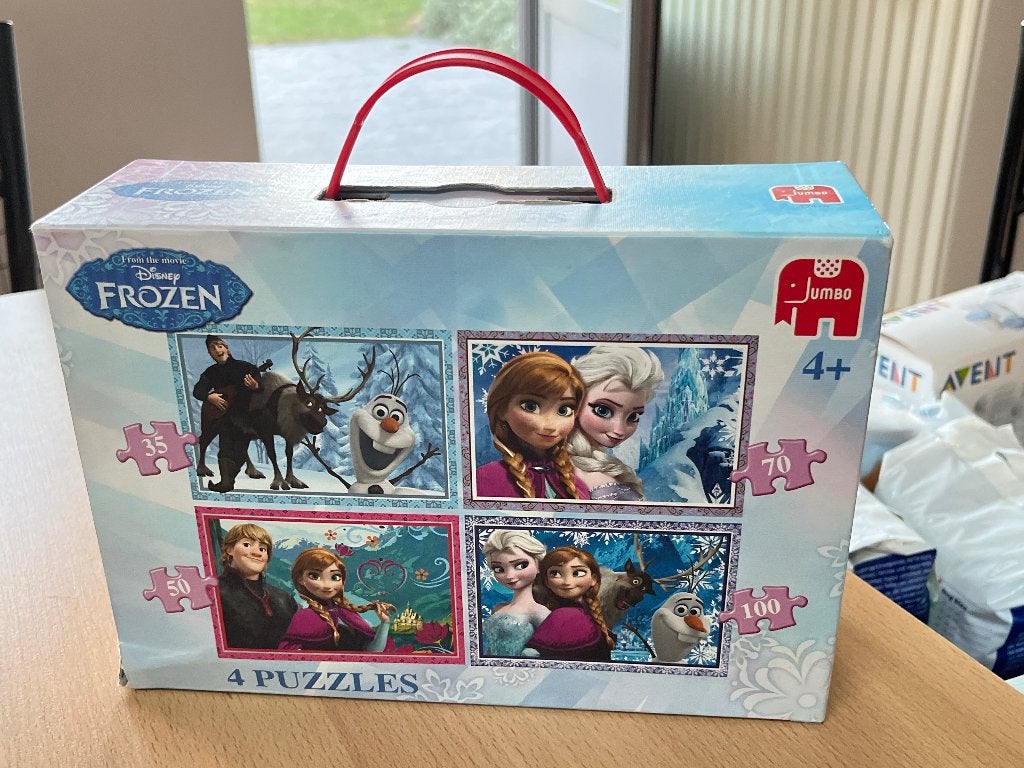 4 puzzels Frozen in koffertje, Ophalen, Meer dan 50 stukjes, Zo goed als nieuw, 4 tot 6 jaar