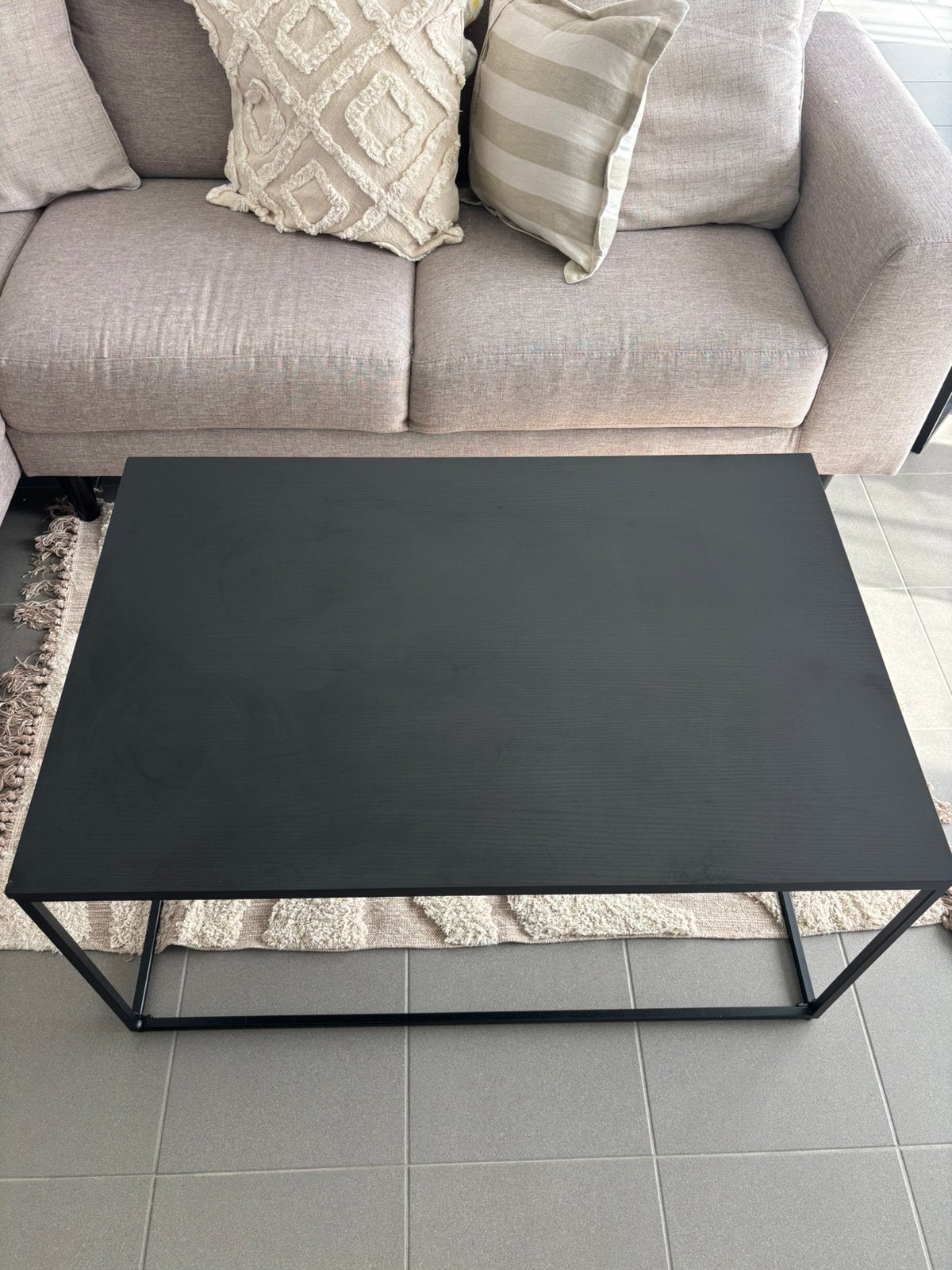Moderne zwarte salontafel 90 x 60 cm met metalen frame, Huis en Inrichting, Tafels | Salontafels, Ophalen, Zo goed als nieuw