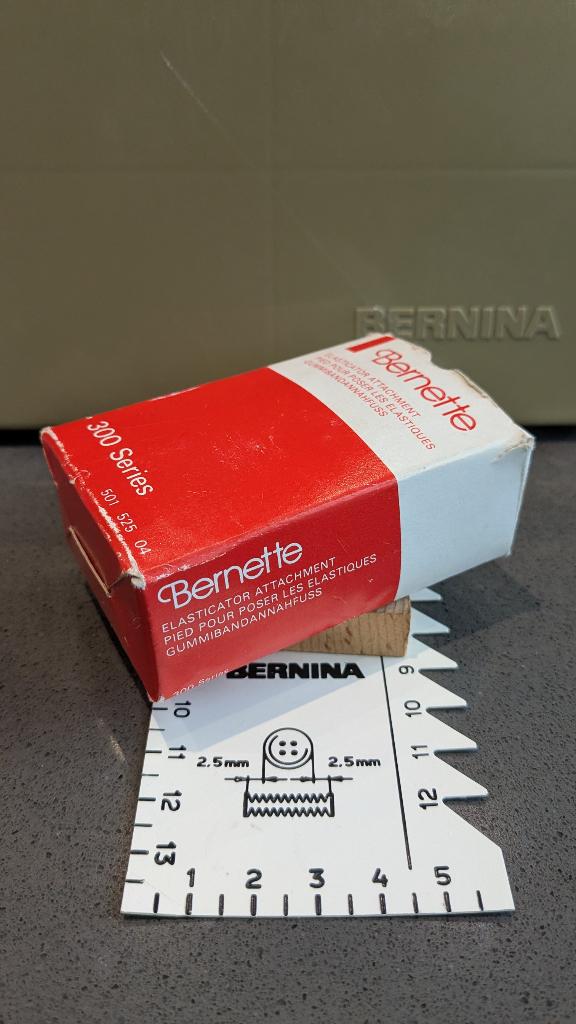 Bernette Elasticator 300 series, Hobby & Loisirs créatifs, Machines à coudre & Accessoires, Enlèvement ou Envoi, Comme neuf, Accessoires