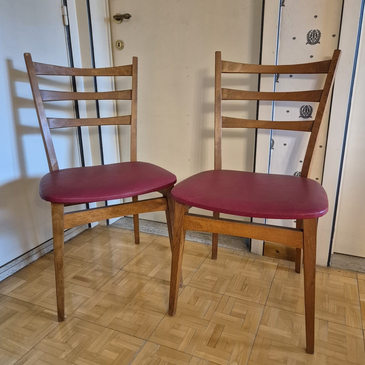 Set van 2 vintage eetkamerstoelen met bordeauxrode zitting |, Ophalen