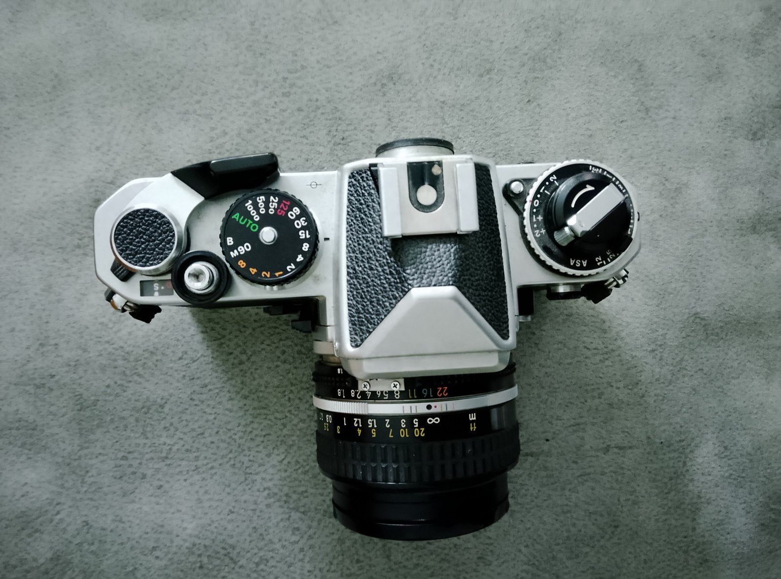 Nikon FE body, Nikkor 50mm 1:1.8 lens, handleiding, het werk, Audio, Tv en Foto, Ophalen of Verzenden, Zo goed als nieuw, Spiegelreflex