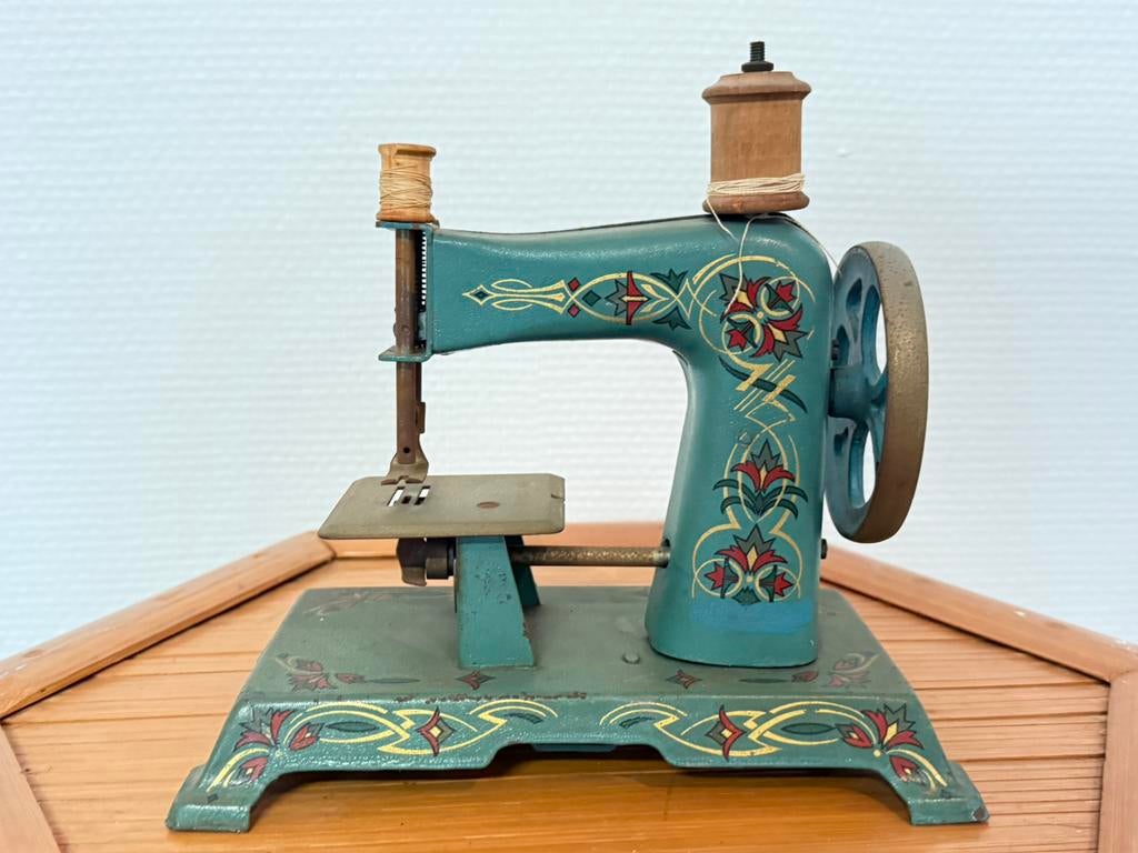 Mini Machine à Coudre ancienne en fonte decorée (circa 1900), Antiquités & Art, Enlèvement ou Envoi