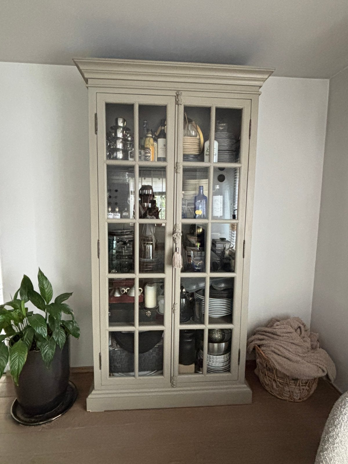 Prachtige vitrinekast in kleur taupe, Enlèvement, Utilisé