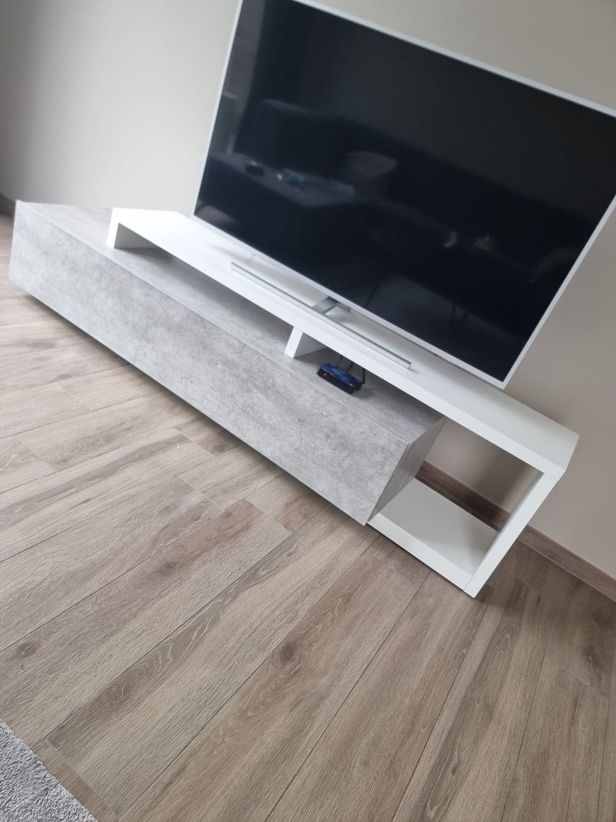 Tv Meubel grijs met wit in zeer goede staat!, Ophalen
