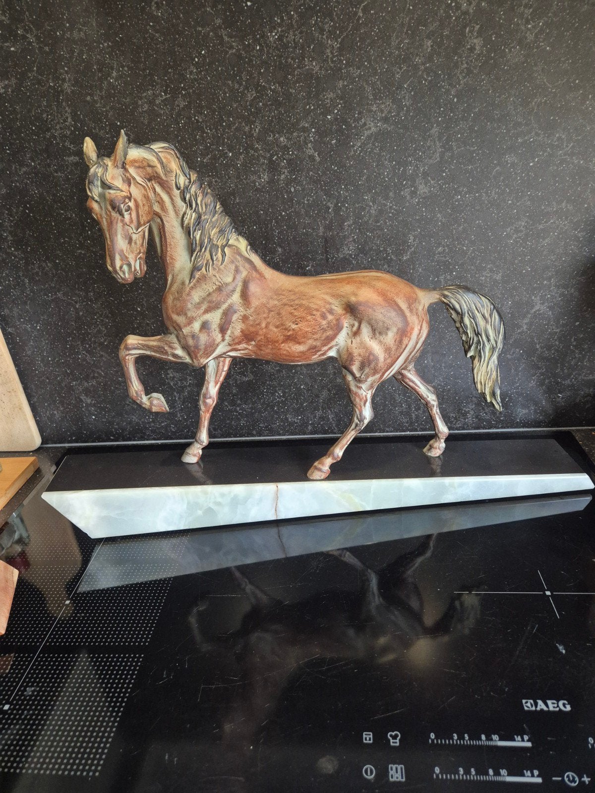 cheval sur une jambe de marbre, Enlèvement