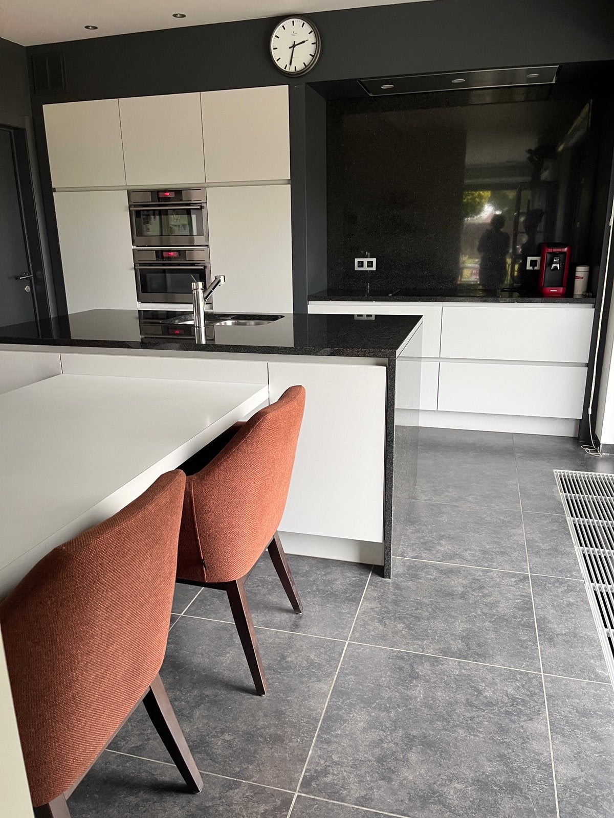 Goed onderhouden DOVY keuken in lichtgrijze kleur., Huis en Inrichting, Keuken | Complete keukens, Ophalen, Gebruikt, Graniet of Steen