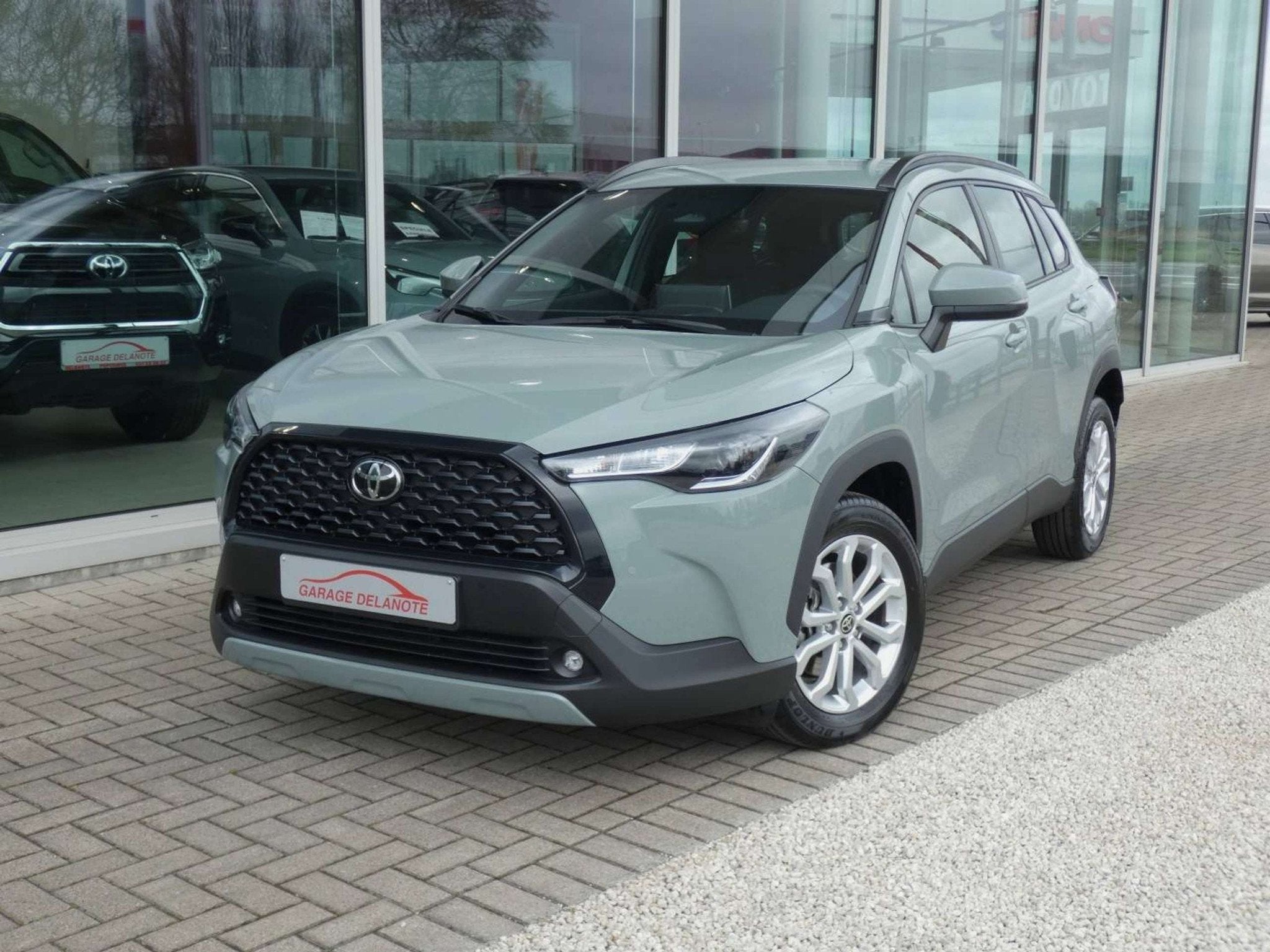 Toyota Corolla Cross 1.8 Hybrid 140PK +Dodehoek +Parkeersens, Auto's, Toyota, Stof, Gebruikt, Zwart, 4 cilinders