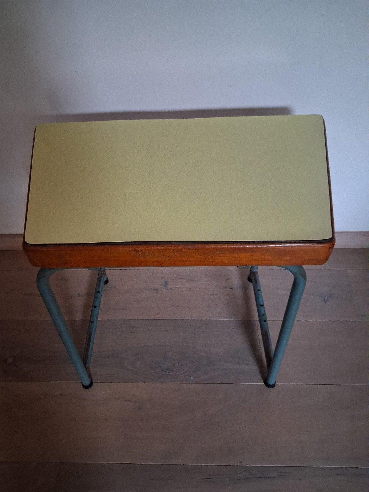 Geel schoolbankje met krijtbord, Ophalen
