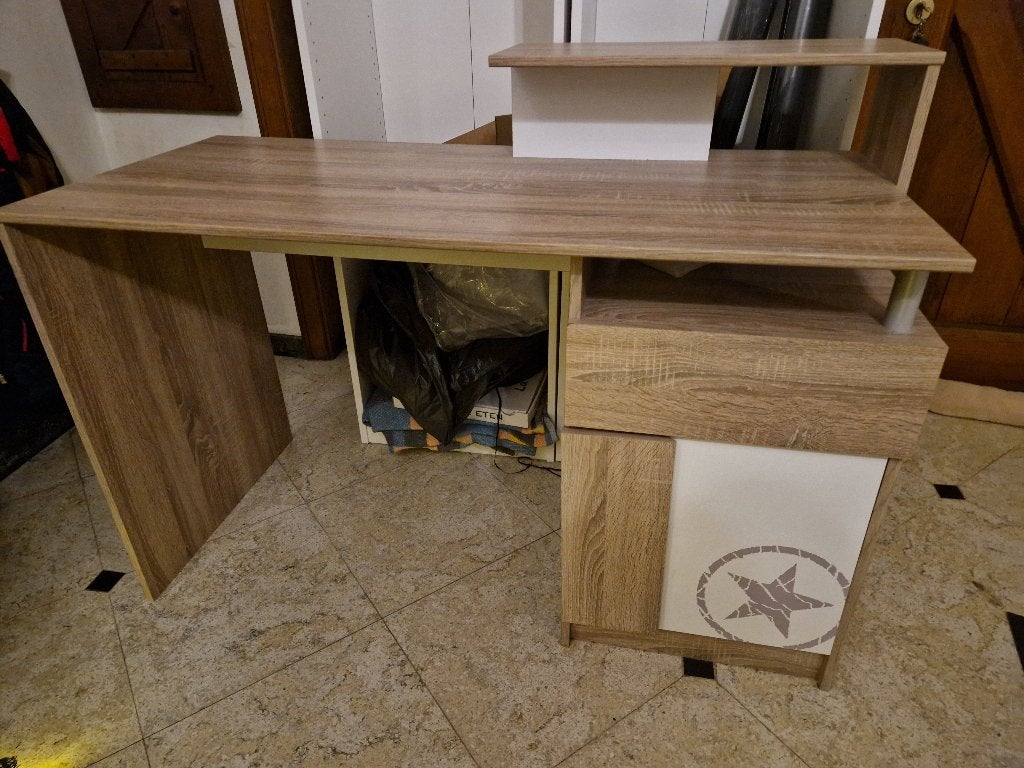 tiener bureau 121cm, Ophalen, Zo goed als nieuw, Tafel(s)