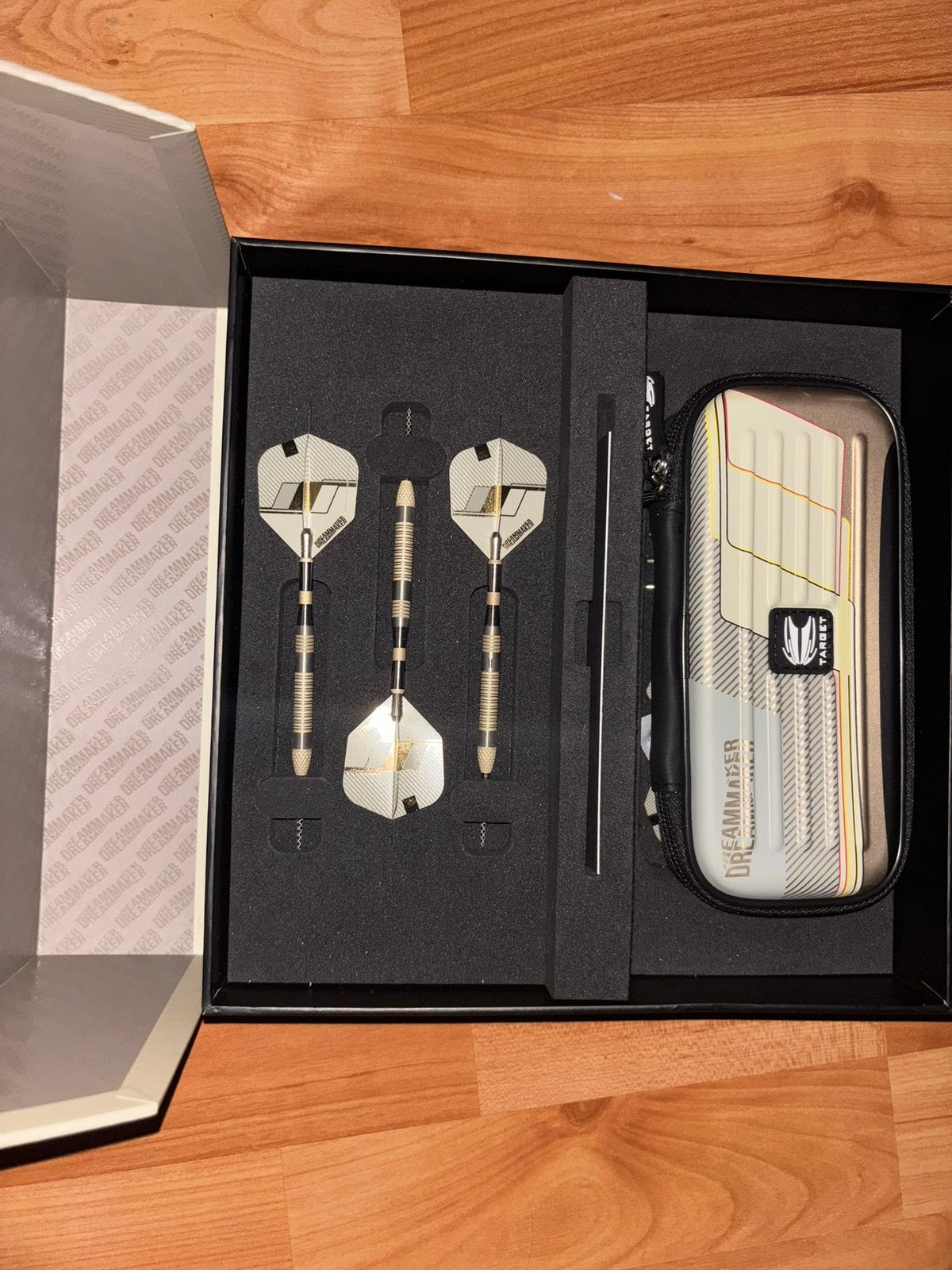 Dimitri van den bergh limited darts, Ophalen, Zo goed als nieuw