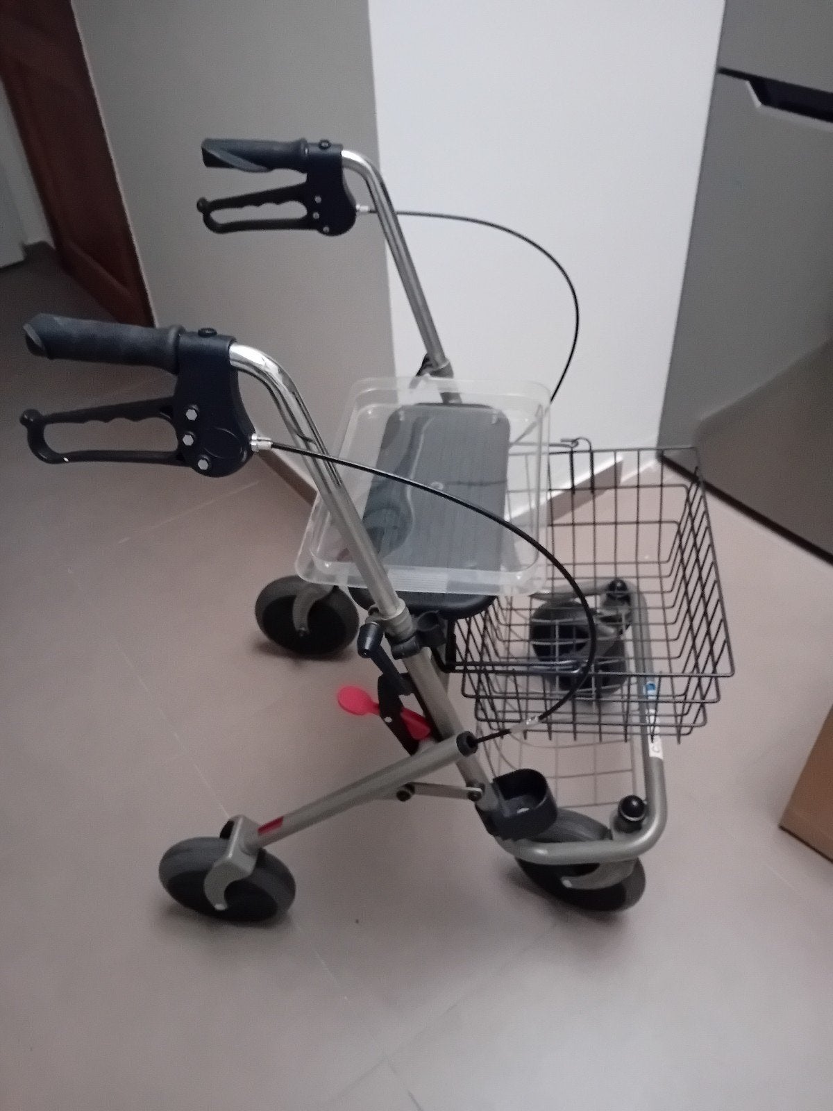 Rollator met stoel, mand, transparante bak en een systeem, Ophalen