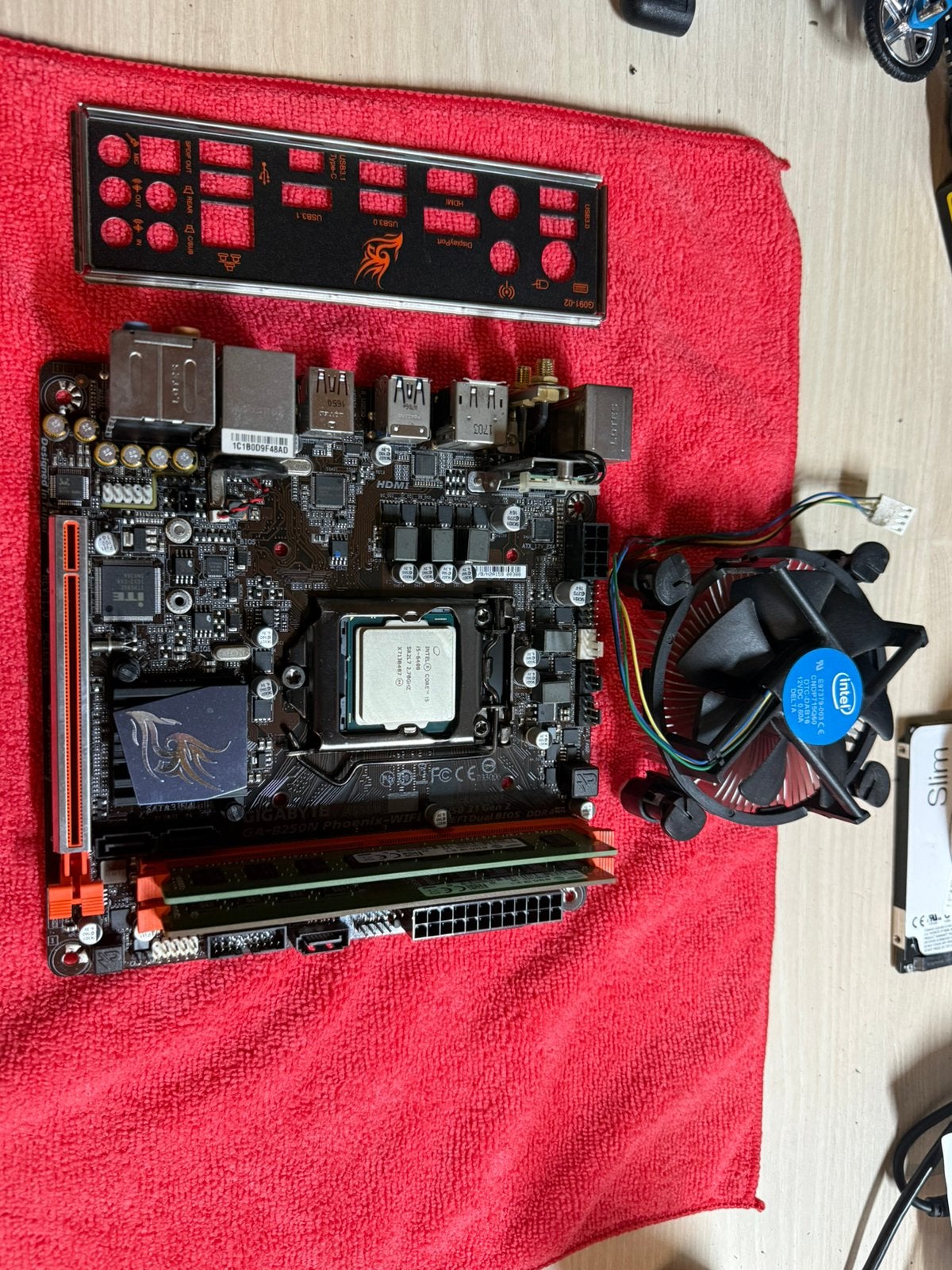 Gigabyte GA-B250N Phoenix-WIFI  i5-6400 8GB DDR4 256GB ssd, Computers en Software, Moederborden, Ophalen, Zo goed als nieuw, Intel