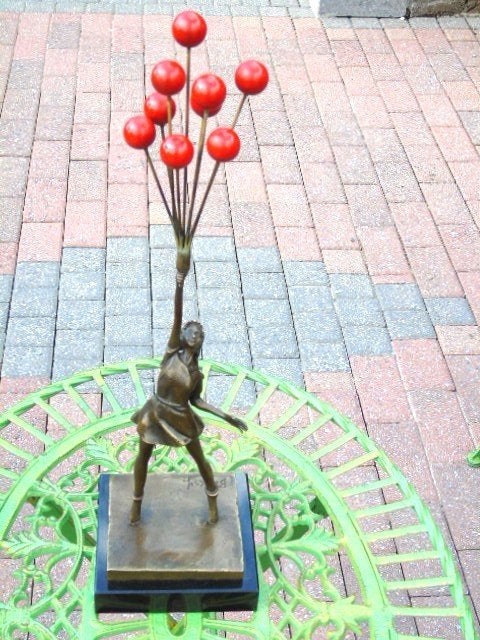 Meisje met rode bronzen ballonnen gesigneerd BANKSY., Antiek en Kunst, Ophalen of Verzenden, Brons