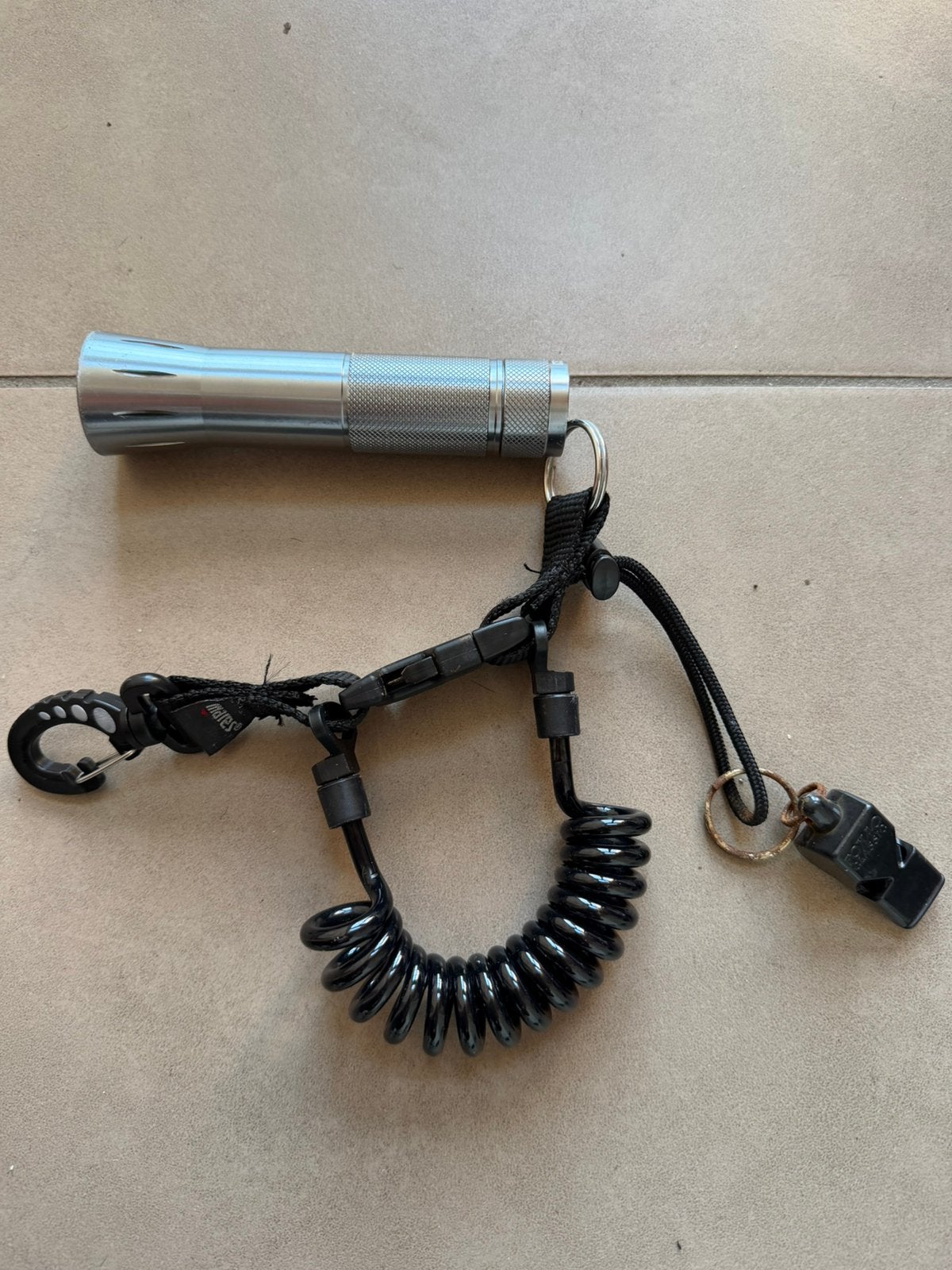 Lampe de plongée puissante,chaîne Mares,sifflet de sécurité, Sports nautiques & Bateaux, Plongée, Enlèvement, Comme neuf, Lampe de plongée