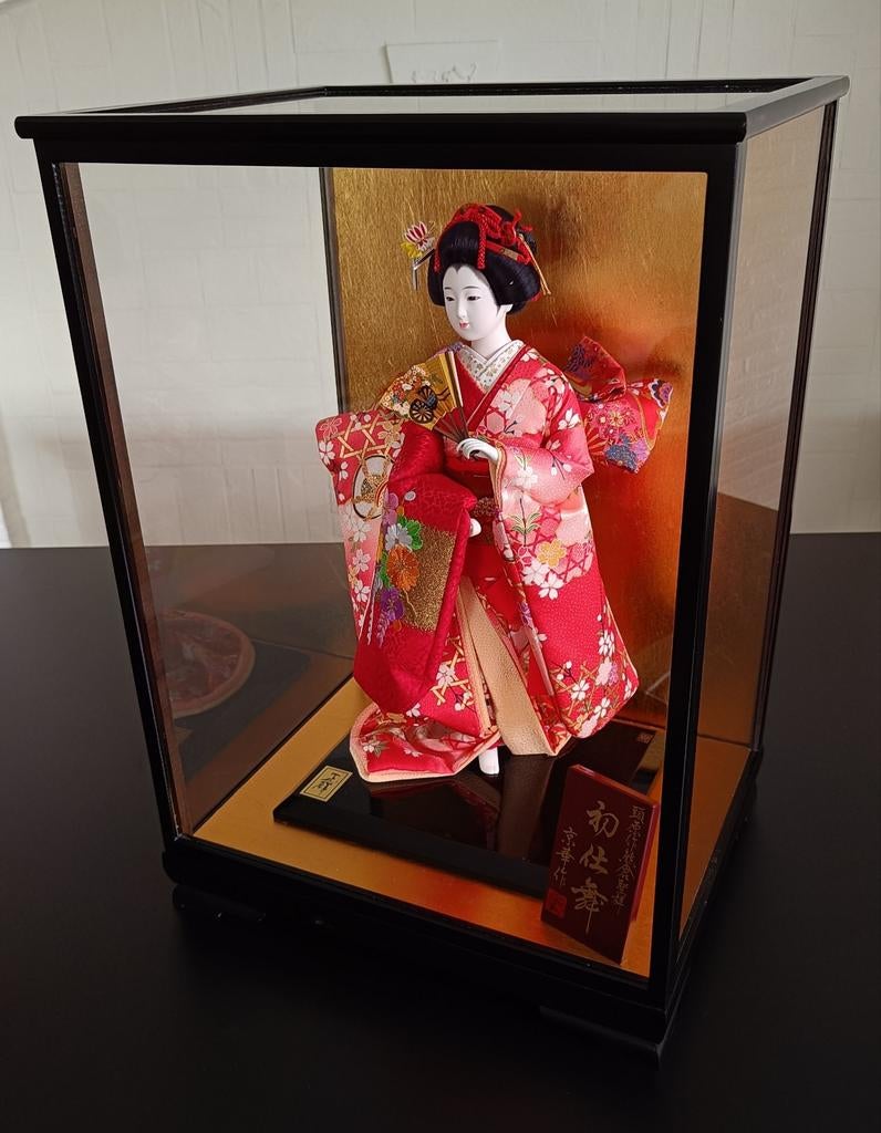 Prachtige Japanse Geisha pop in vitrinekast., Ophalen