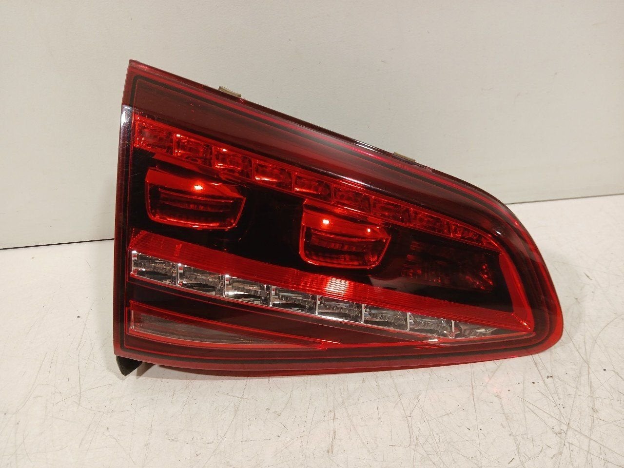 Achterlicht kofferdeksel achterklep links Volkswagen Golf, Onderdelen@venauto.nl, Van der Ven Autorecycling B.V., Ettenseweg 76, 4706 PB Roosendaal, The Netherlands
