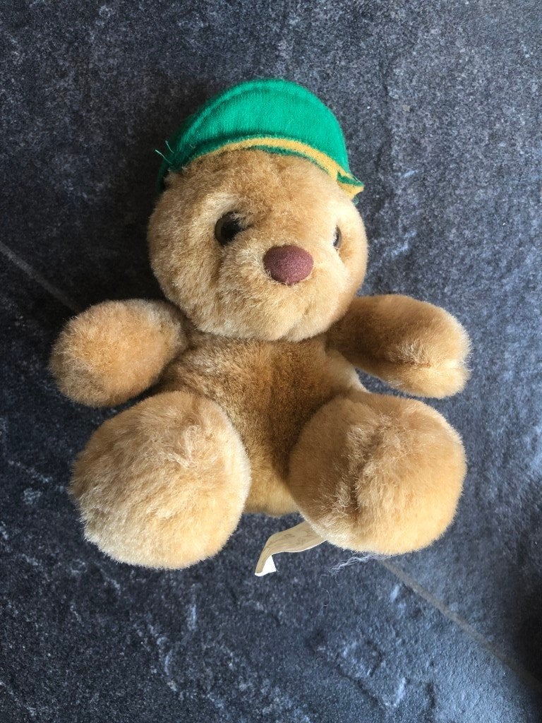 knuffel beertje met groene pet, Ophalen of Verzenden