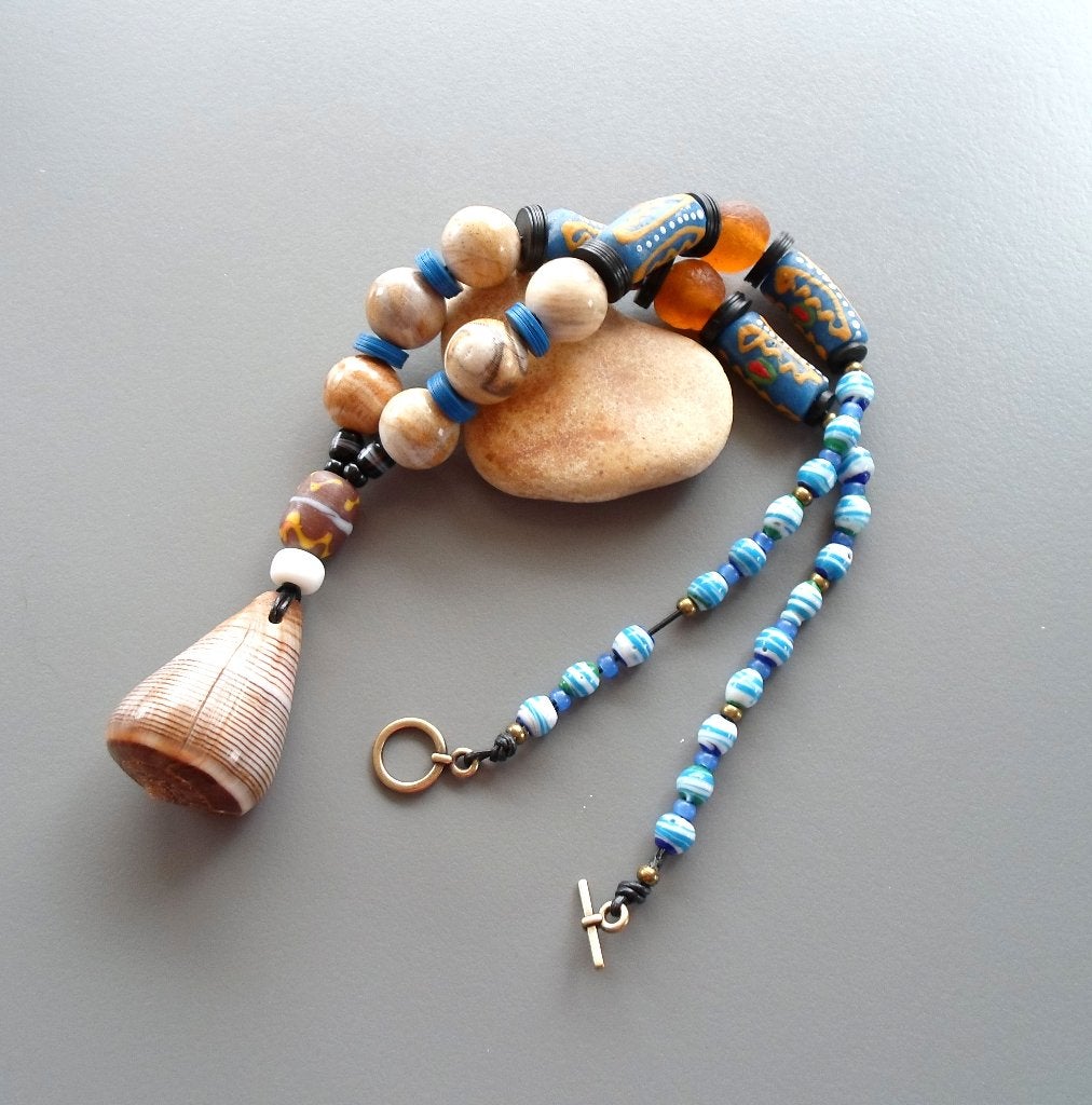 Tribale ketting in fossiel hout, Afrikaans glas en schelp, Met hanger, Blauw, Nieuw, Ophalen of Verzenden