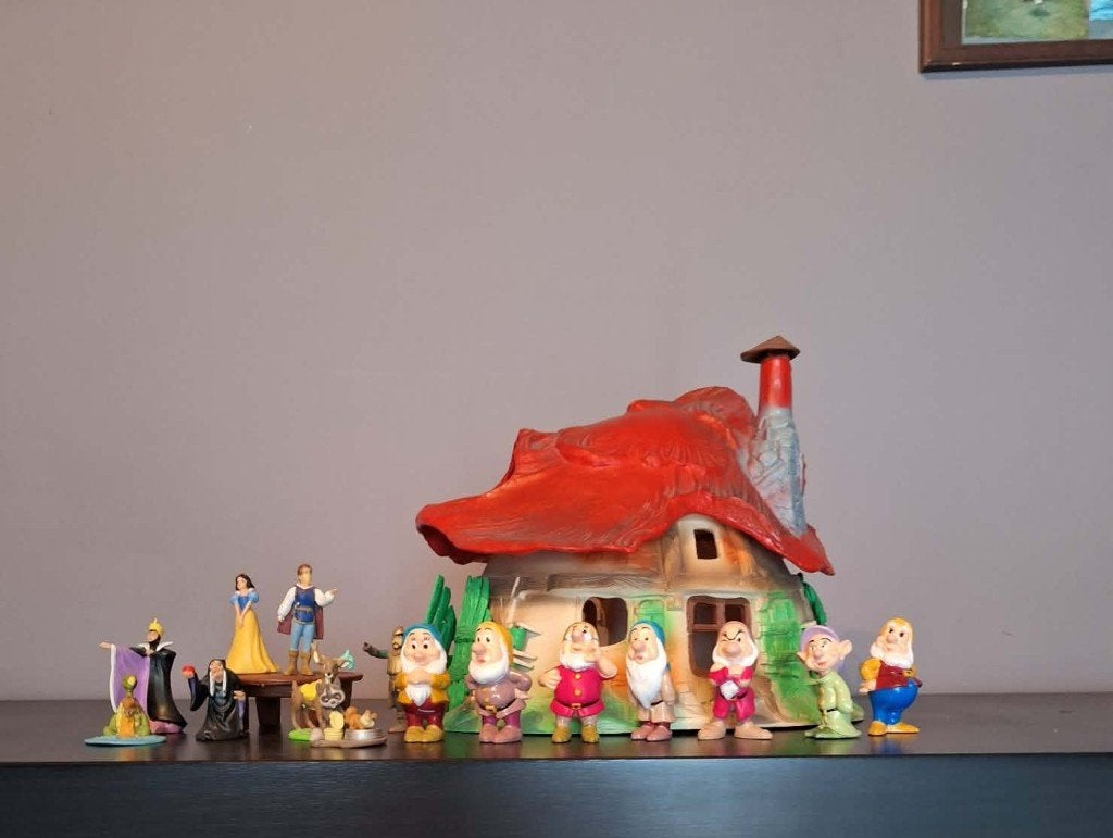 Huisje van sneeuwwitje en de 7 dwergen met toebehoren, Ophalen, Sneeuwwitje of Doornroosje, Zo goed als nieuw, Beeldje of Figuurtje
