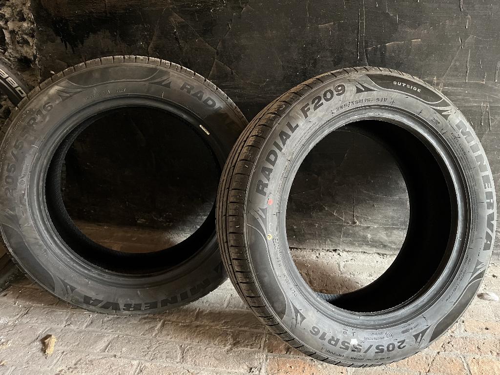 2 Zomerbanden Auto Minerva 205/55R16, Autos : Pièces & Accessoires, Pneus & Jantes, Pneu(s), Pneus été, 16 pouces, 205 mm, Véhicule de tourisme