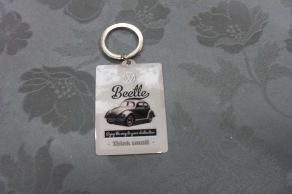 Sleutelhanger plaatje vw kever, t1; parking only, Collections, Marques & Objets publicitaires, Neuf, Autres types, Enlèvement ou Envoi