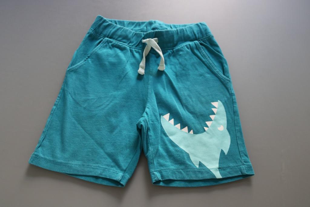 groene short met piranha maat 116, Enlèvement ou Envoi, Utilisé, Garçon, Pantalon