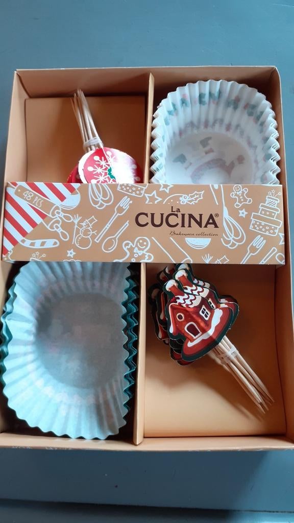 Boite avec 17 moule papier et 24 déco pour cup cake de Noël, Ophalen of Verzenden, Zo goed als nieuw, Bakvorm
