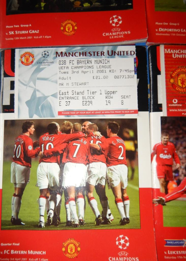 Manchester United : 14 United Review + Tickets., Enlèvement ou Envoi, Comme neuf
