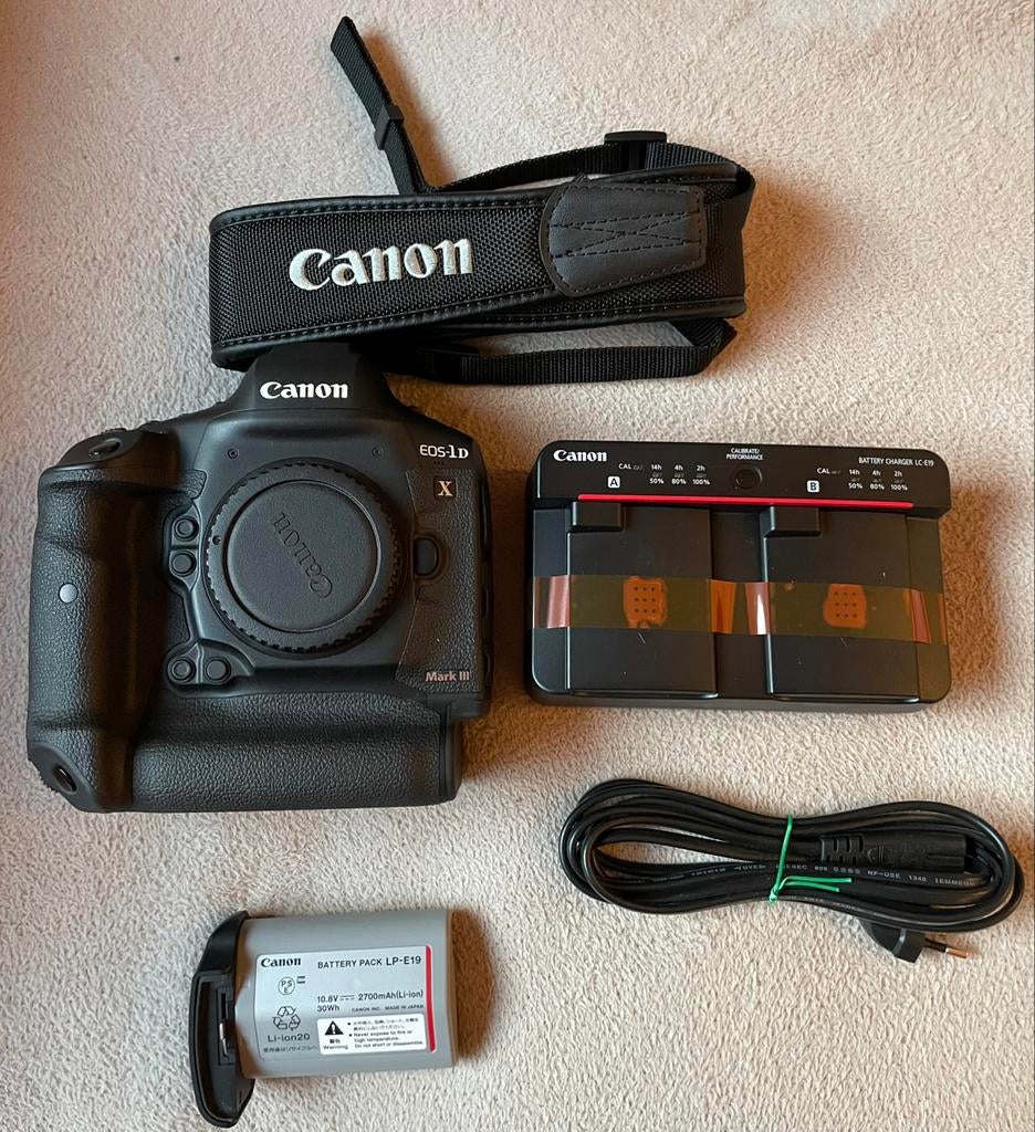 Canon EOS-1D X Mark III – Under 1,000 Shots with Accessories, Ophalen of Verzenden, Zo goed als nieuw, Canon