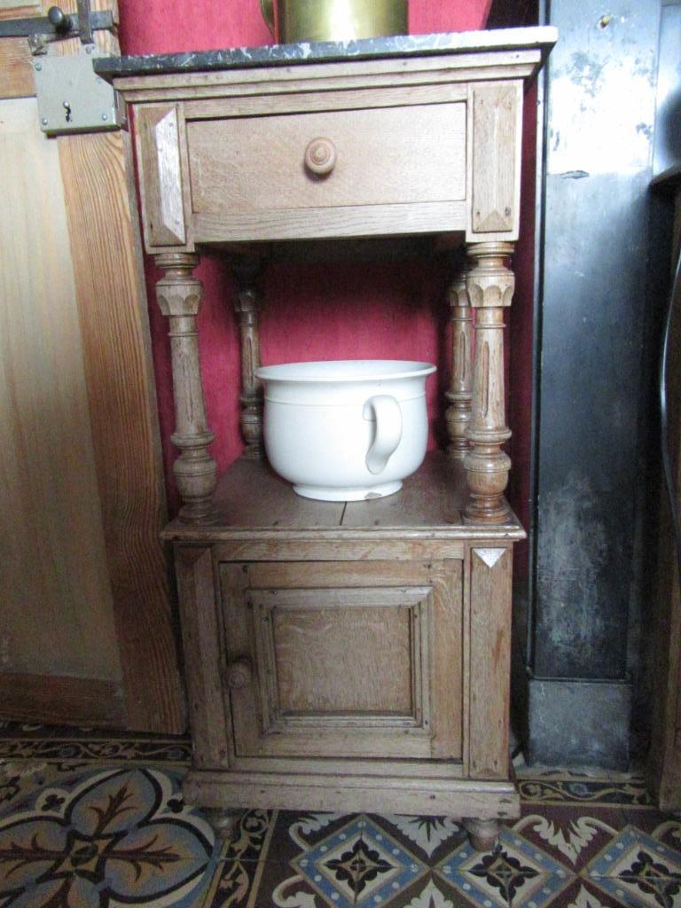 ancienne table de nuit, beau petit meuble d'appoint, Enlèvement, Utilisé