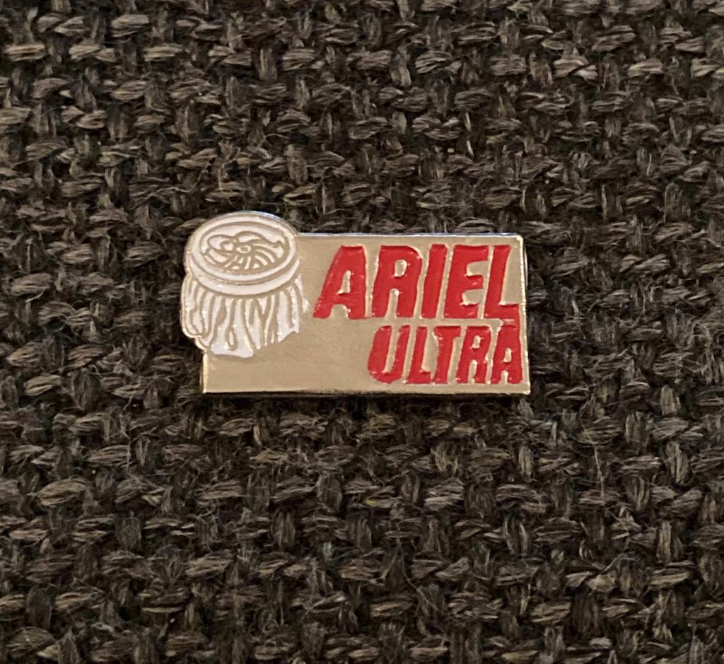 PIN - ARIEL ULTRA - WASMIDDEL - LESSIVE, Verzenden, Gebruikt, Merk, Speldje of Pin