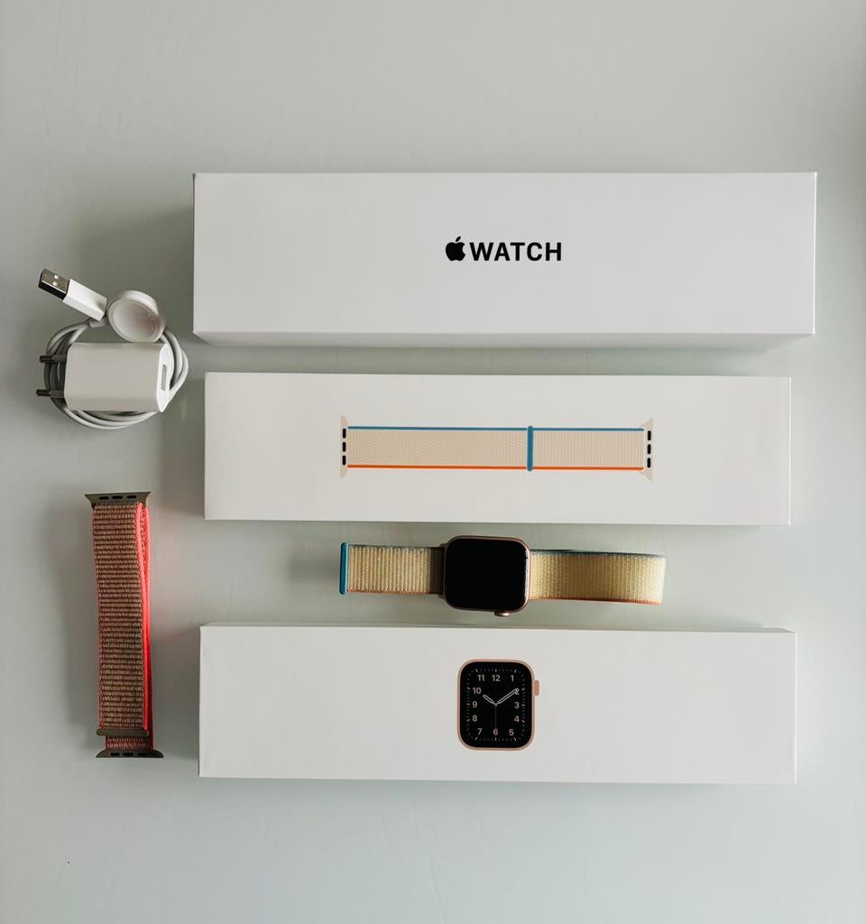 Apple Watch SE 44mm, Handtassen en Accessoires, Smartwatches, Gebruikt, iOS, Roze, Afstand, Calorieverbanding, Conditie, Hartslag
