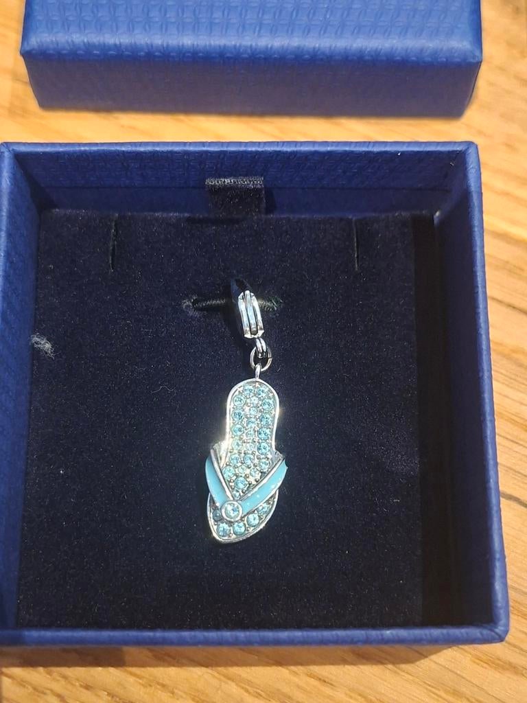 Breloque/pendentif en forme de tongs Swarovski, Enlèvement