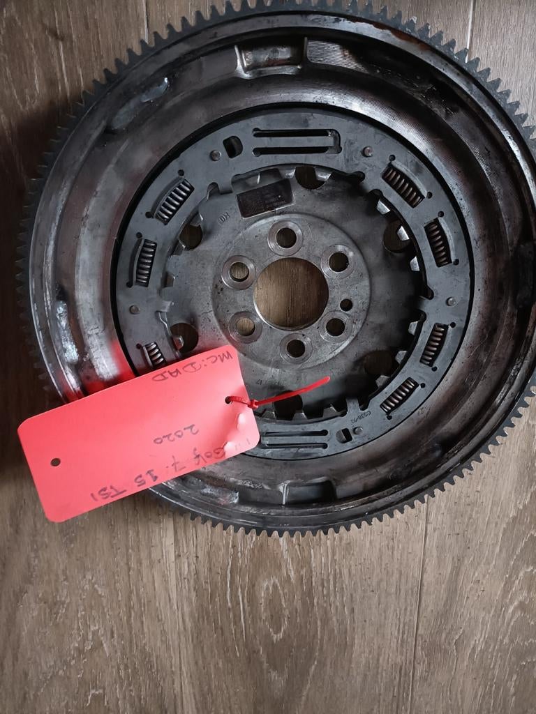 Volant moteur vw golf 7 1.5 TSI 04E105226K, Enlèvement ou Envoi