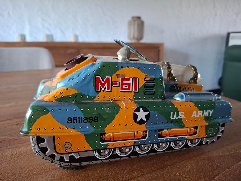 Vintage tank meer dan 50 jaar oud.Loop(schietbuis)ontbreekt., Ophalen