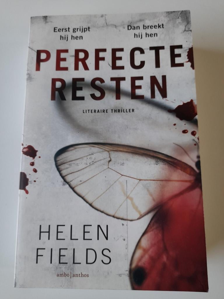 Perfecte resten - Helen Fields, Ophalen, Zo goed als nieuw