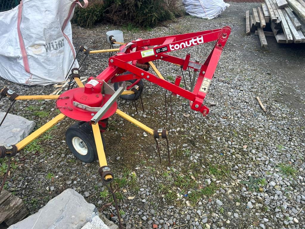 Hooischudder Tonutti GT250, Enlèvement, Élevage, Agricole