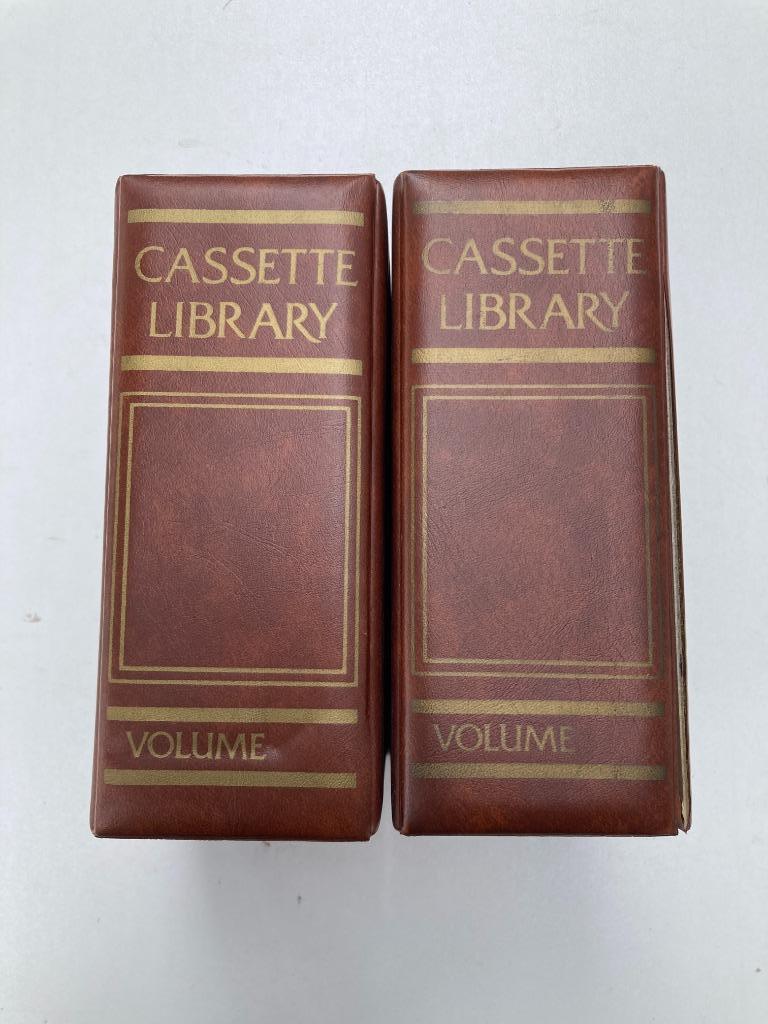 2 coffrets vintage contenant des cassettes musicales (en par, CD & DVD, Cassettes audio, Enlèvement ou Envoi, 26 cassettes audio ou plus