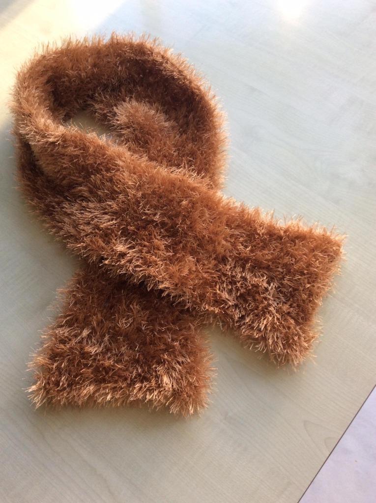 Nieuw, met de hand gebreid fluffy sjaaltje., Hobby en Vrije tijd, Breien en Haken, Ophalen of Verzenden, Nieuw, Breien, Naald