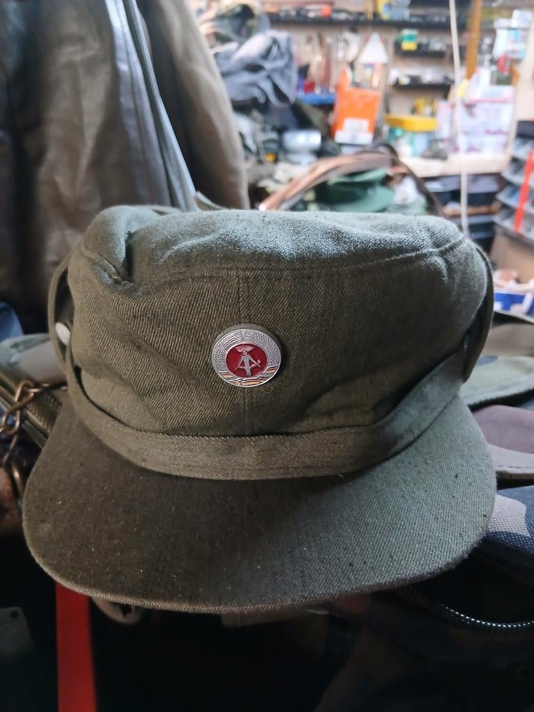 Casquette armée est- allemande., Enlèvement ou Envoi