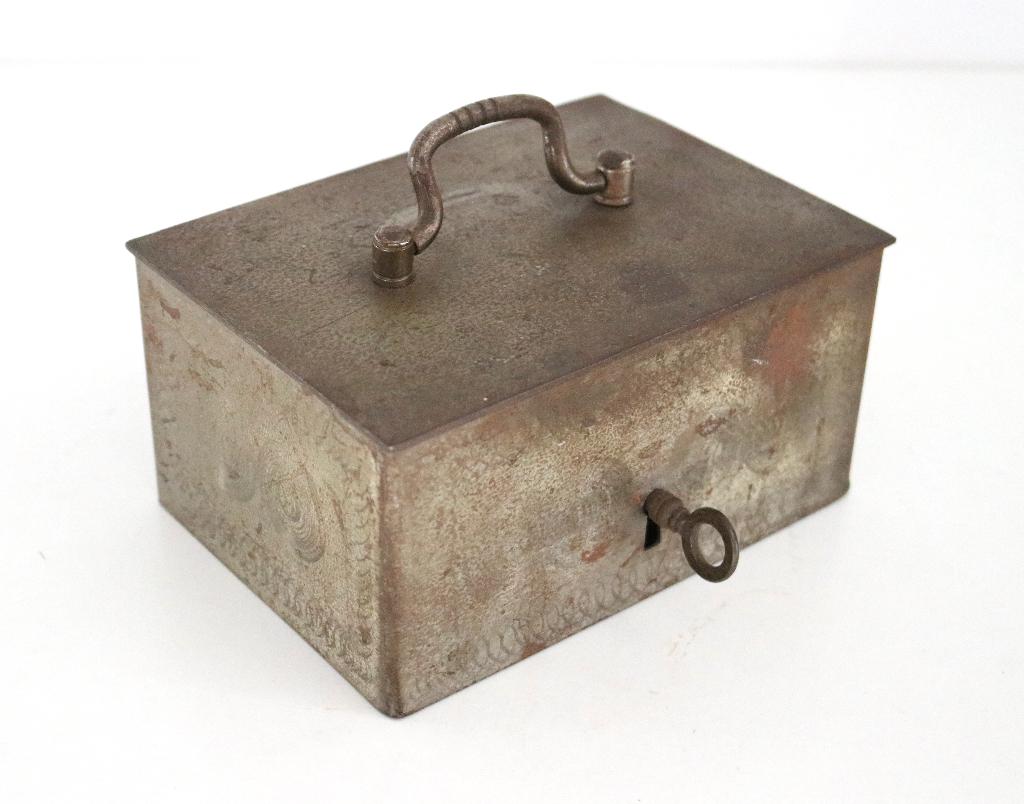 Antiek metalen geldkistje, Verzamelen, Spaarpotten, Ophalen of Verzenden, Gebruikt, Metaal of Blik