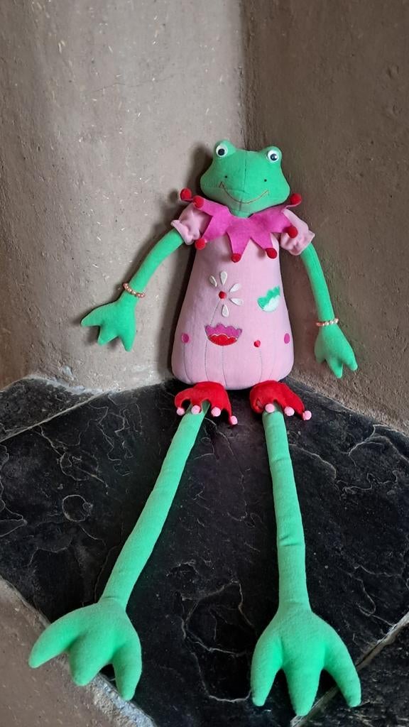 Élégante grenouille en feutrine, Enfants & Bébés, Jouets | Peluches, Enlèvement ou Envoi, Comme neuf, Grenouille