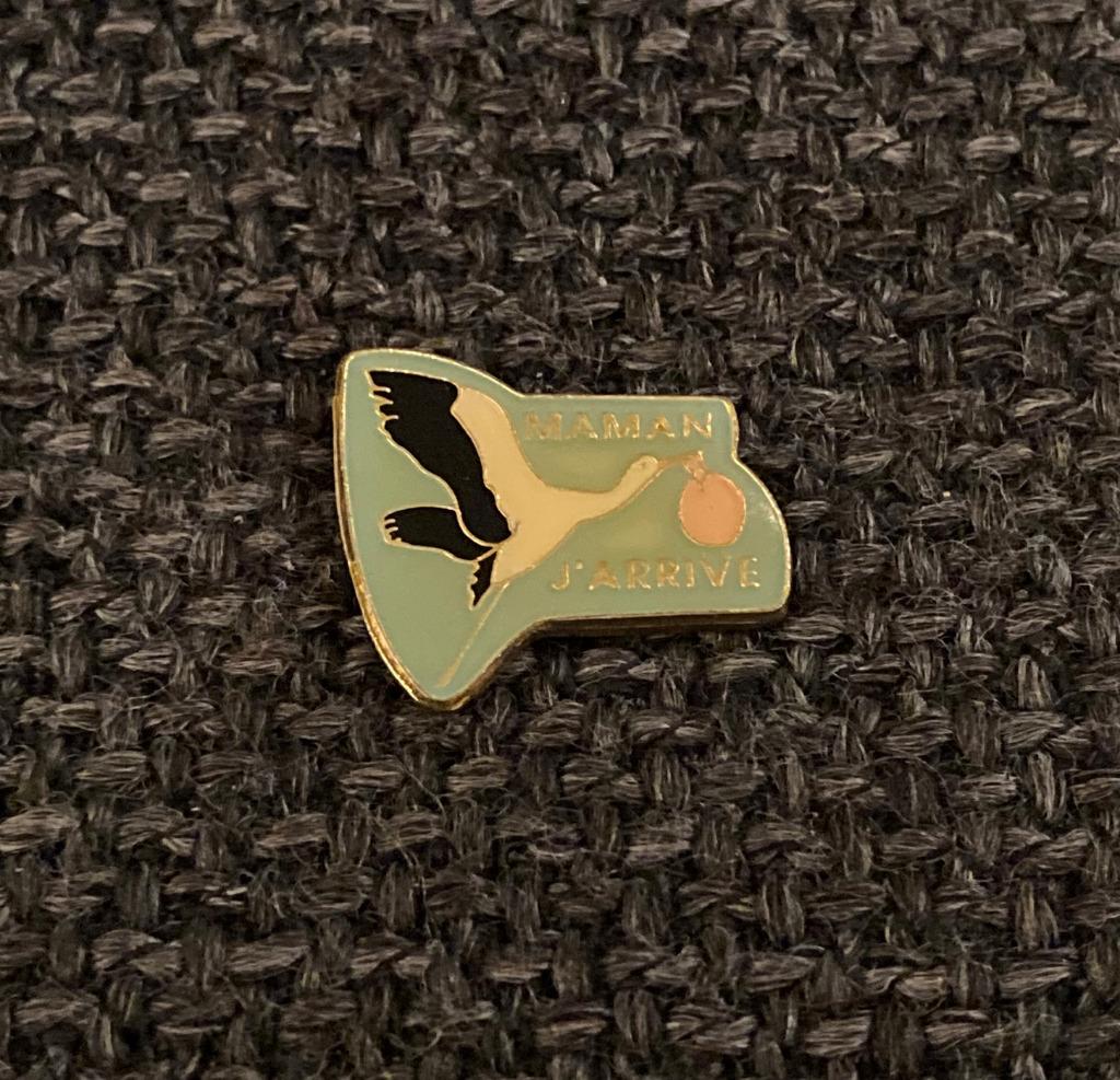 PIN - MAMAN J'ARRIVE - CIGOGNE - OOIEVAAR - BABY - BÉBÉ, Envoi, Utilisé, Autres sujets/thèmes, Insigne ou Pin's