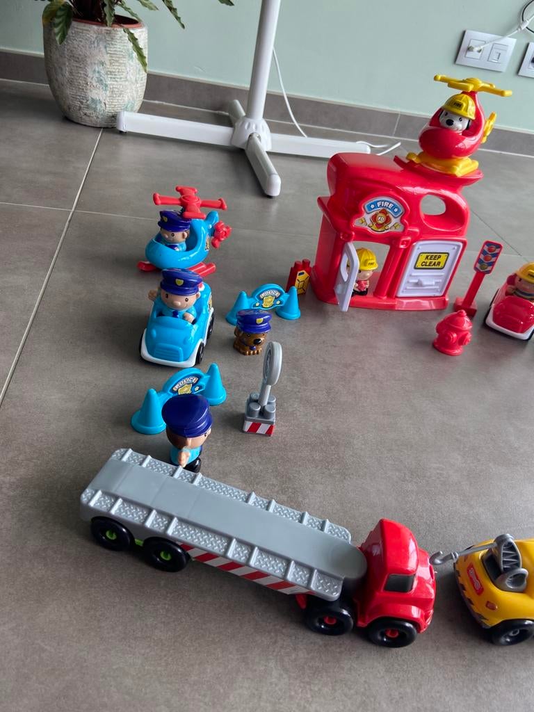 Mini-caserne de pompiers avec voitures et hélicoptères, Enfants & Bébés, Jouets | Véhicules en jouets, Enlèvement, Utilisé