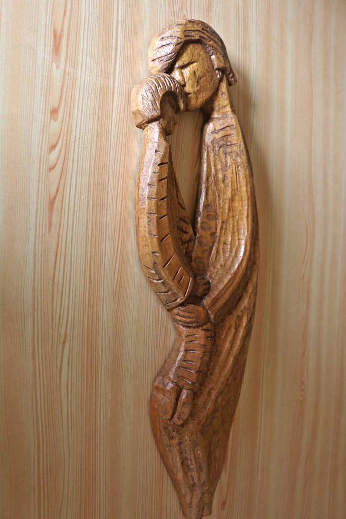 Houtsculptuur, Ophalen