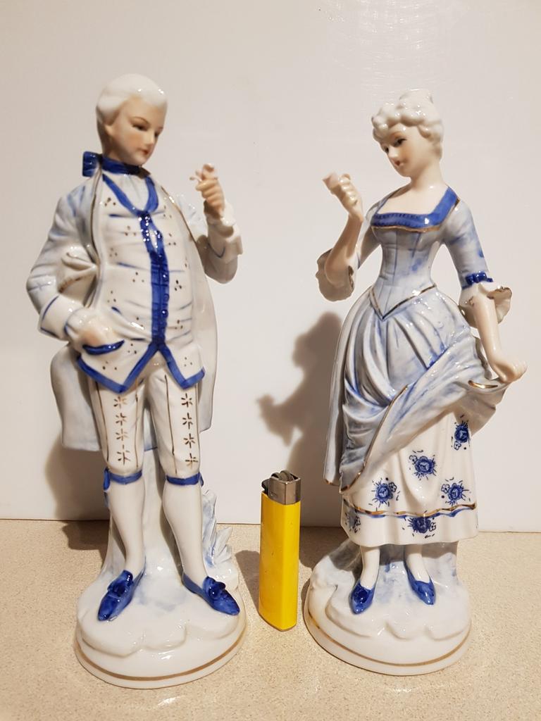 Set sierlijke beeldjes koppeltje in wit en blauw porselein, Antiek en Kunst, Antiek | Porselein, Ophalen of Verzenden