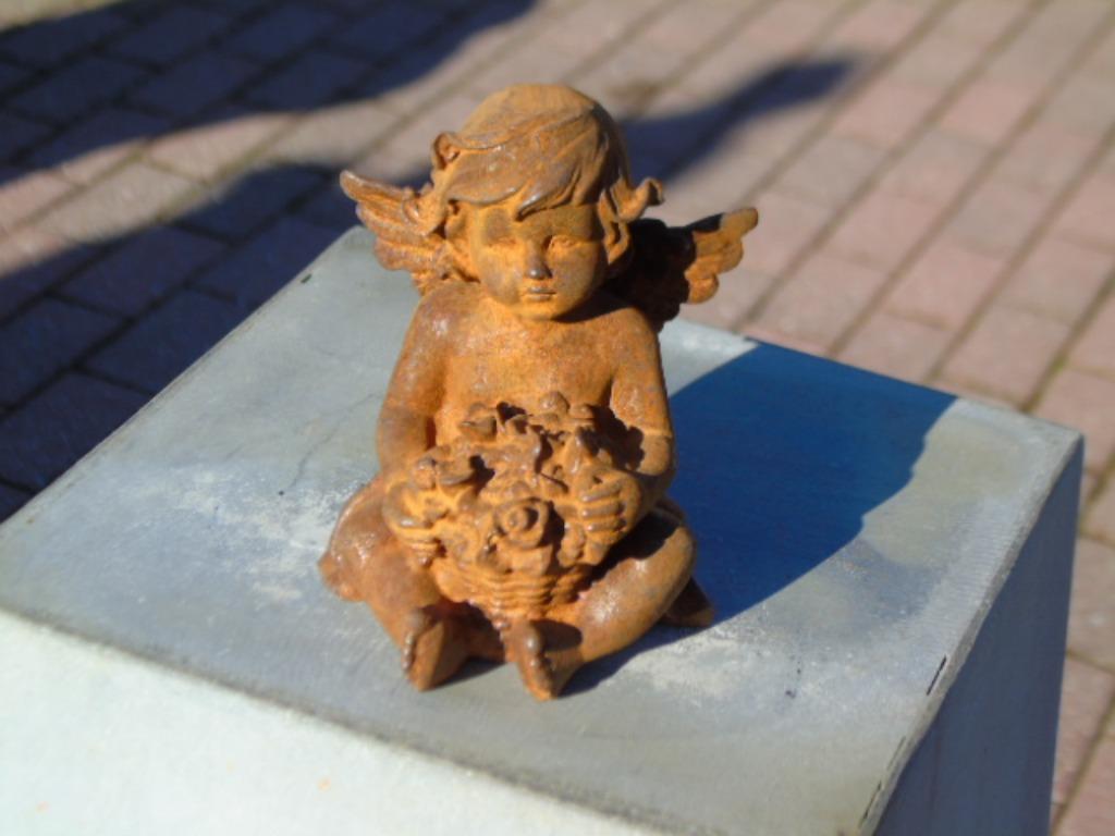 Engel met een roestige gietijzeren bloemenmand, Ophalen, Nieuw