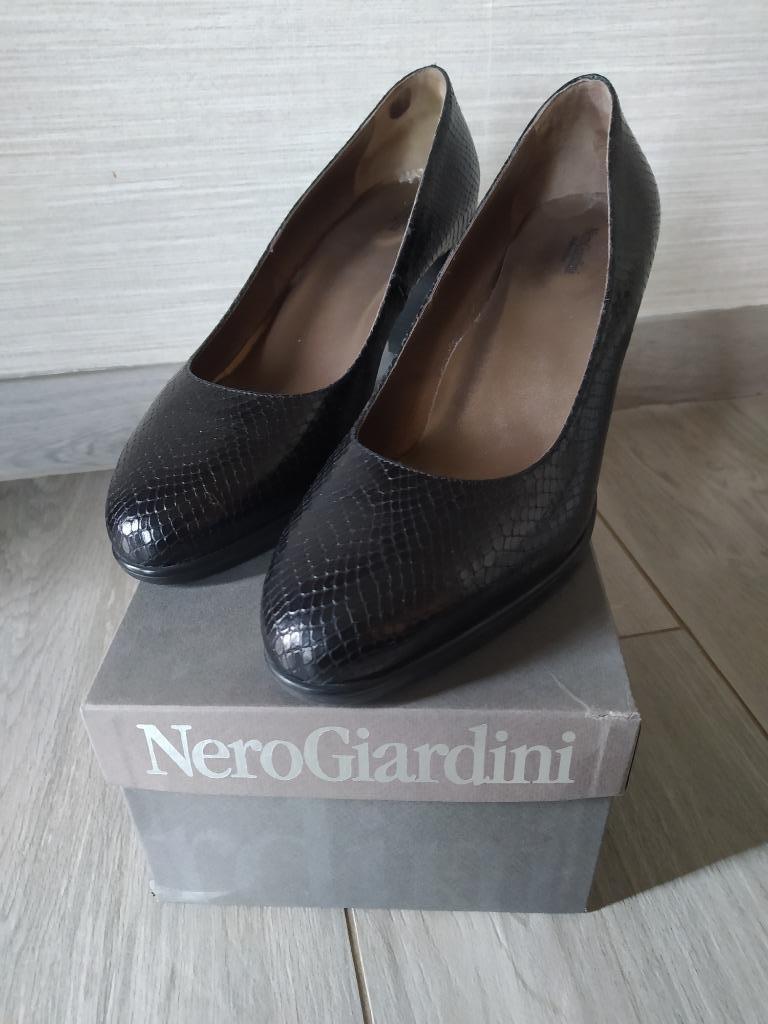 Nero Giardini zwarte pumps maat 40, Enlèvement ou Envoi, Escarpins, Nero giardini, Porté